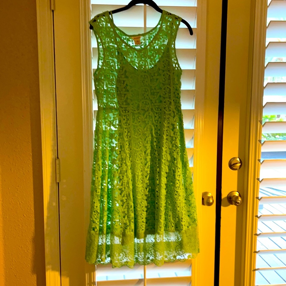 Sundance size 6 sleeveless mint green dress with lace detail and lining.